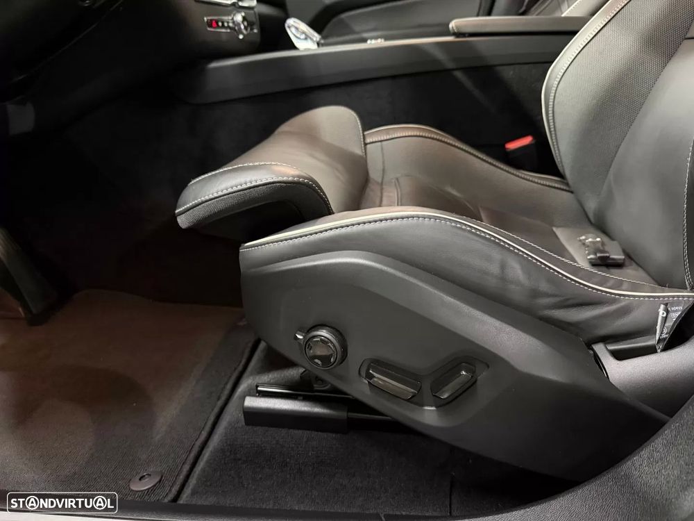 Volvo XC 60 2.0 T6 PHEV Black Edition - 34