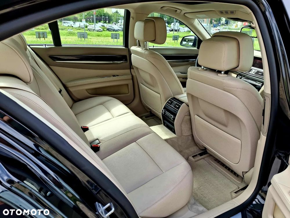 BMW Seria 7 740i Edition Exclusive - 29