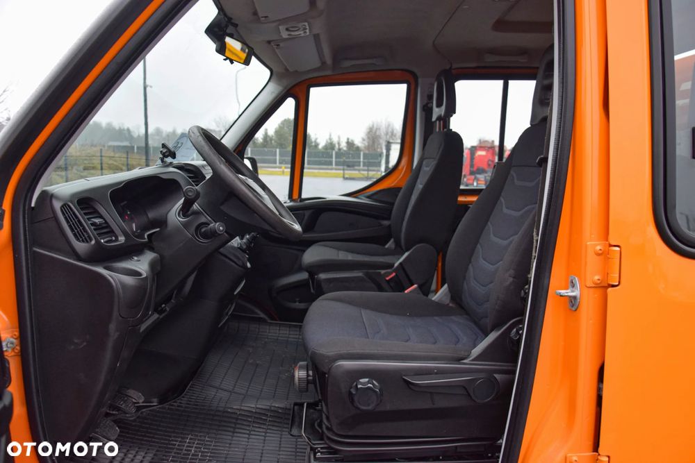 Iveco DAILY 35C16 / 2.3 - 160 KM / BRYGADÓWKA / 6 OSOBOWY / DOSTAWCZE / SKRZYNIA / KLIMA / NAWIGACJA / KAMERA COFANIA / TEMPOMAT / SERWISOWANY / SPROWADZONY - 24
