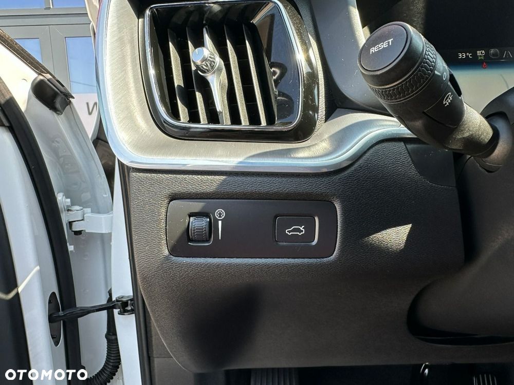 Volvo XC 60 B4 D AWD Geartronic Momentum Pro - 29