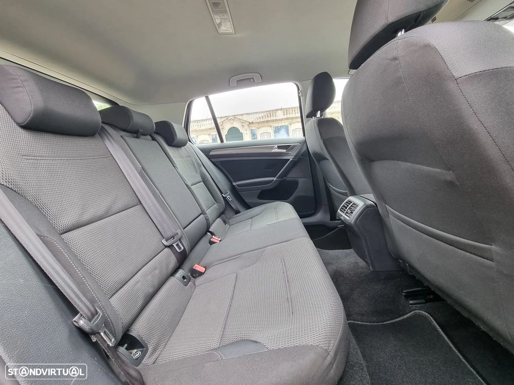 VW Golf 1.6 TDi Highline DSG - 12