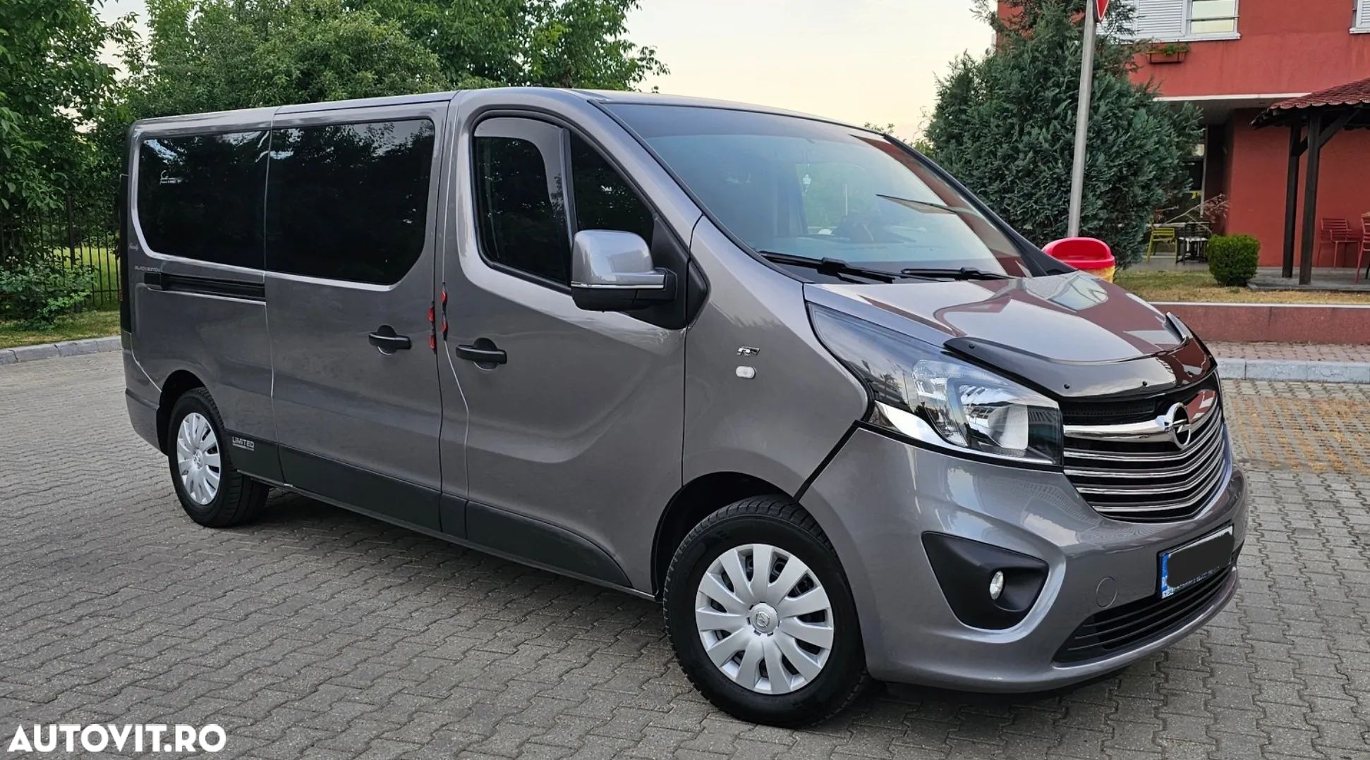 Opel Vivaro - 1