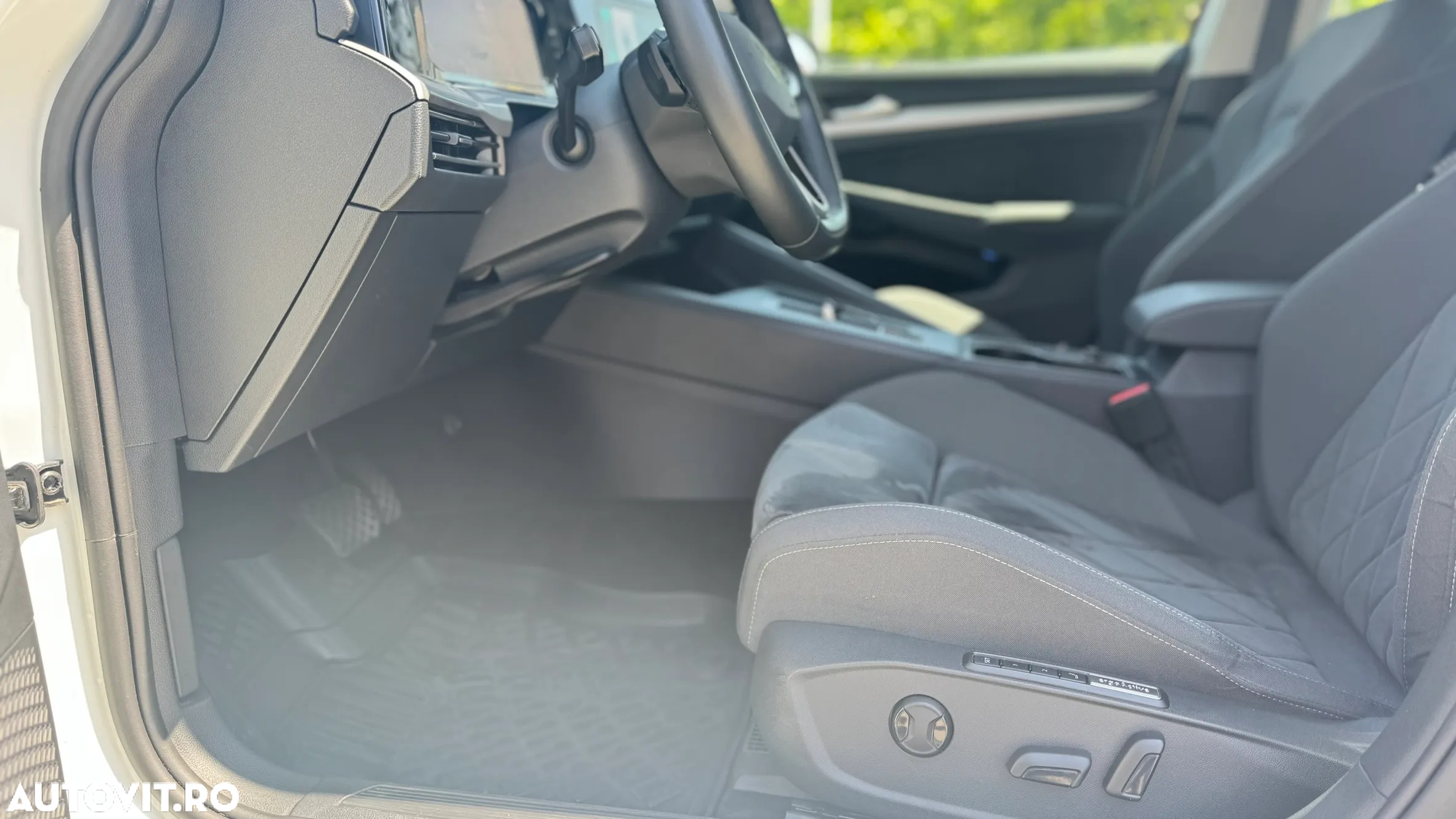 Volkswagen Golf 1.0 eTSI DSG MHEV Life - 9
