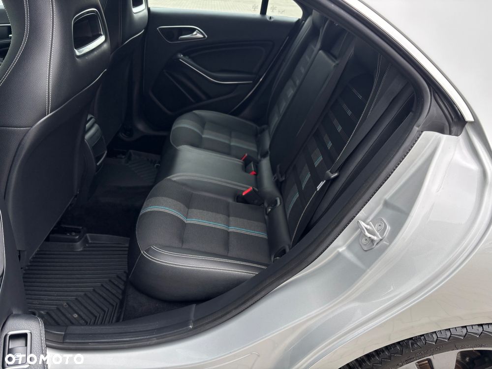 Mercedes-Benz CLA 180 7G-DCT Urban - 38