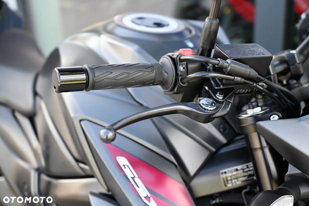 Suzuki GSX - 16