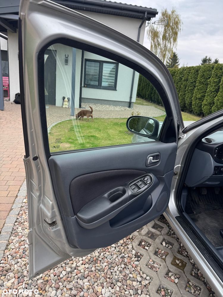 Nissan Almera 1.5 Visia + - 14