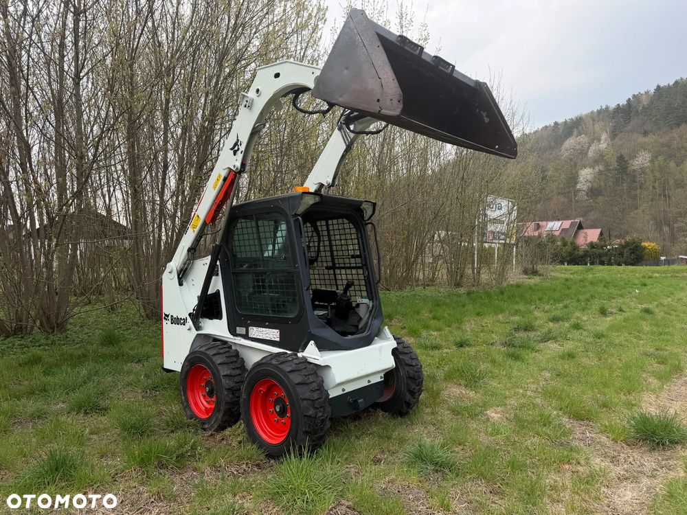 Bobcat S450 ładowarka 4x4 wózek terenowy. Łyżka. Pełne sterowanie z dżojstika jazda i praca. Aktualne serwisy DEKRA 2026r. Dokumentacja Pełna. Silnik Kubota 4cyl 55km. Maszyna Jak Nowa z Salonu! Pochodzi z Norweskiego Gospodarstwa! 2019 rok 1880 mtg! Zero luzów i wycieków. Bardzo mocna i wydajna maszyna o małych gabarytach! Idealna do stajni oraz Budownictwa. OKAZJA TANIO 3 wyjścia Hydrauliczne pod urządzenia!! - 1
