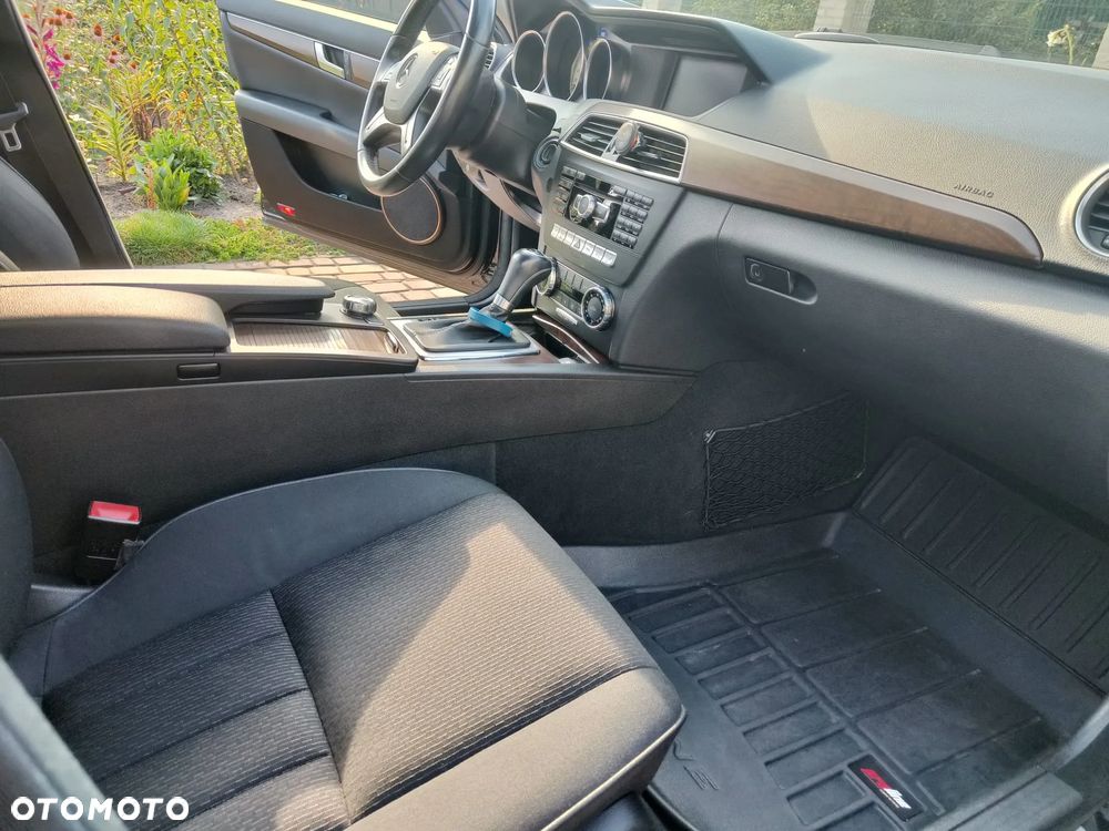Mercedes-Benz Klasa C 250 CGI T Automatik BlueEFFICIENCY Elegance - 16