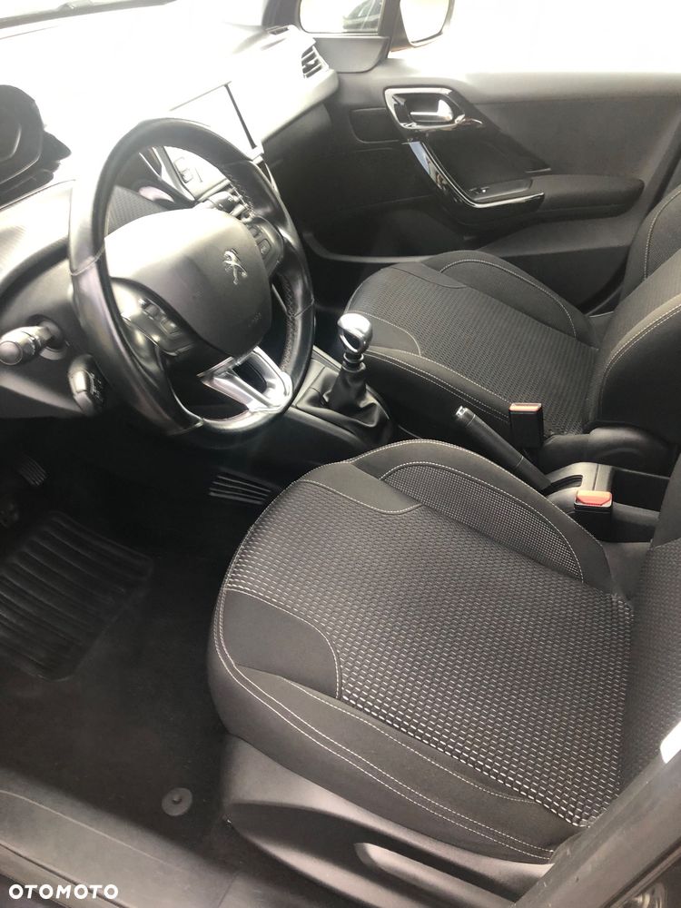 Peugeot 208 - 13
