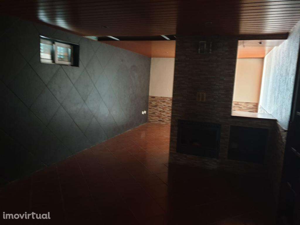 Moradia V5 com Logradouro e garagem - Grande imagem: 2/18