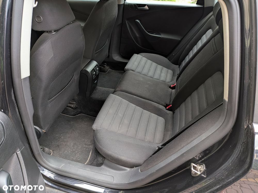 Volkswagen Passat 2.0 TDI Highline R-Style - 13