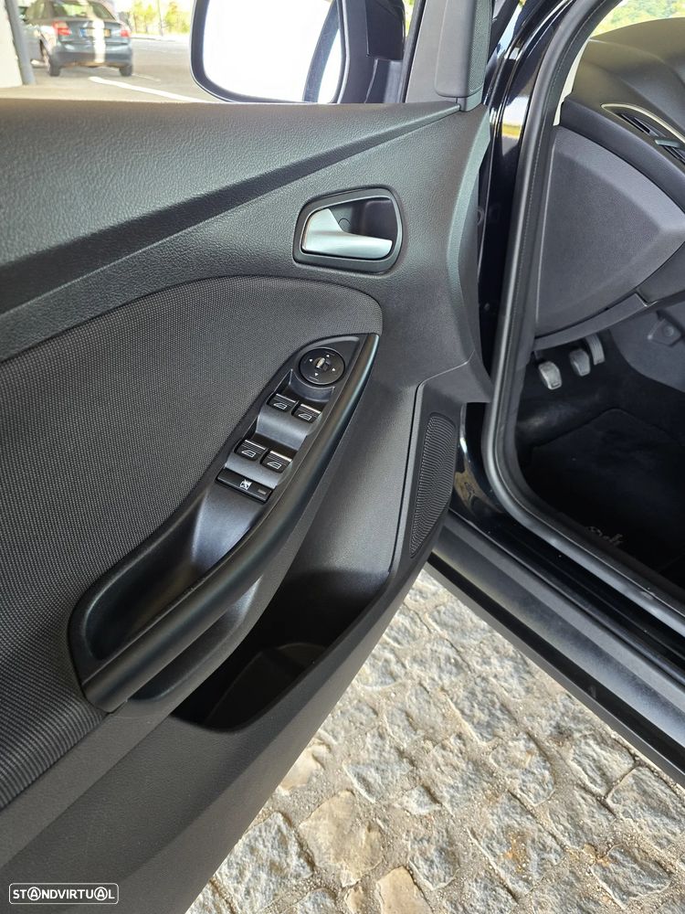 Ford Focus 1.0 EcoBoost S&S Champions Edition - 31