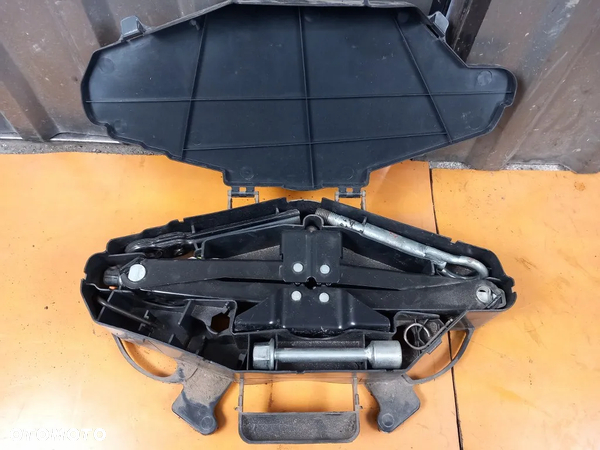 Lewarek Podnośnik Ucho Śruba Do Holowania Zestaw Koła Renault Trafic Vivaro A Primastar 2001-2014 8200727771