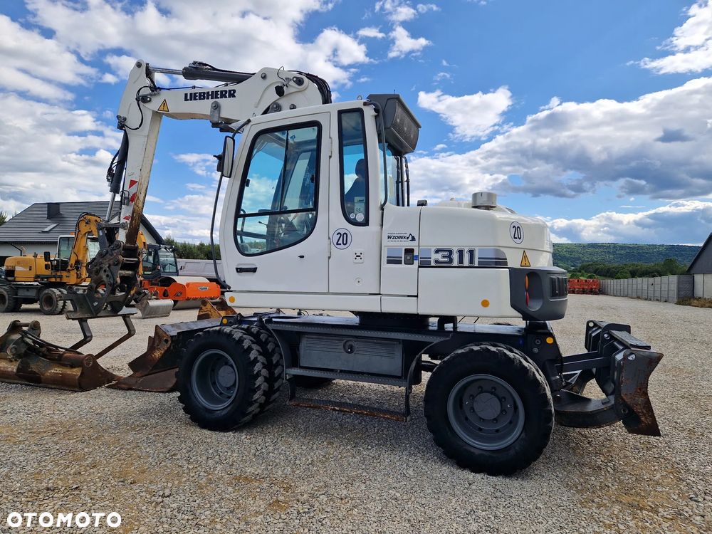 Liebherr A311 - 11