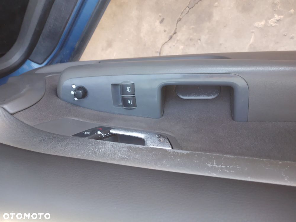 AUDI A4 B6 AVANT 1.9 TDI AVF -  PODŁOKIETNIK - 27