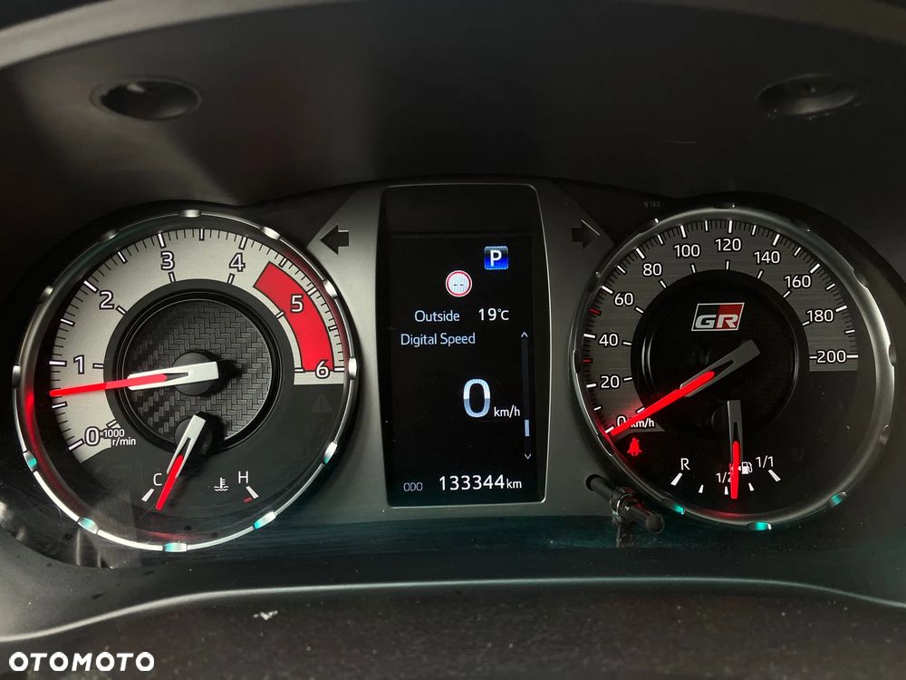 Toyota Hilux 2.8 D-4D Double Cab GR Sport 4x4 - 30
