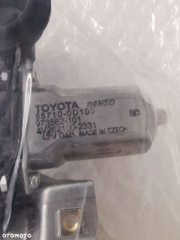 Toyota Yaris  podnośnik szyby 69810-0D131 - 3