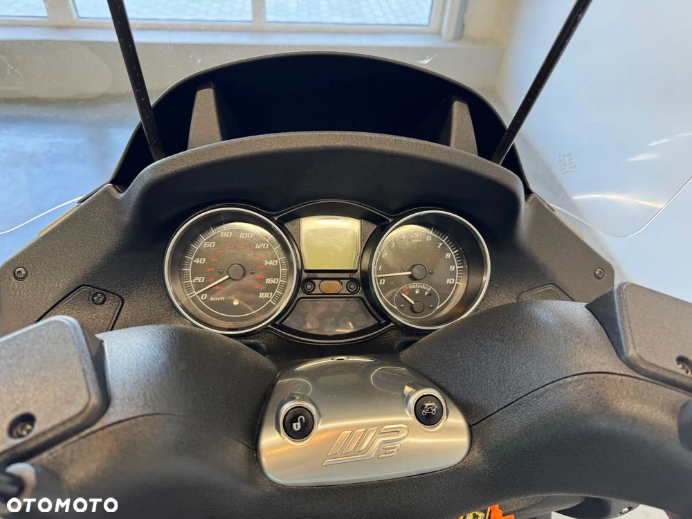 Piaggio MP-3 - 32