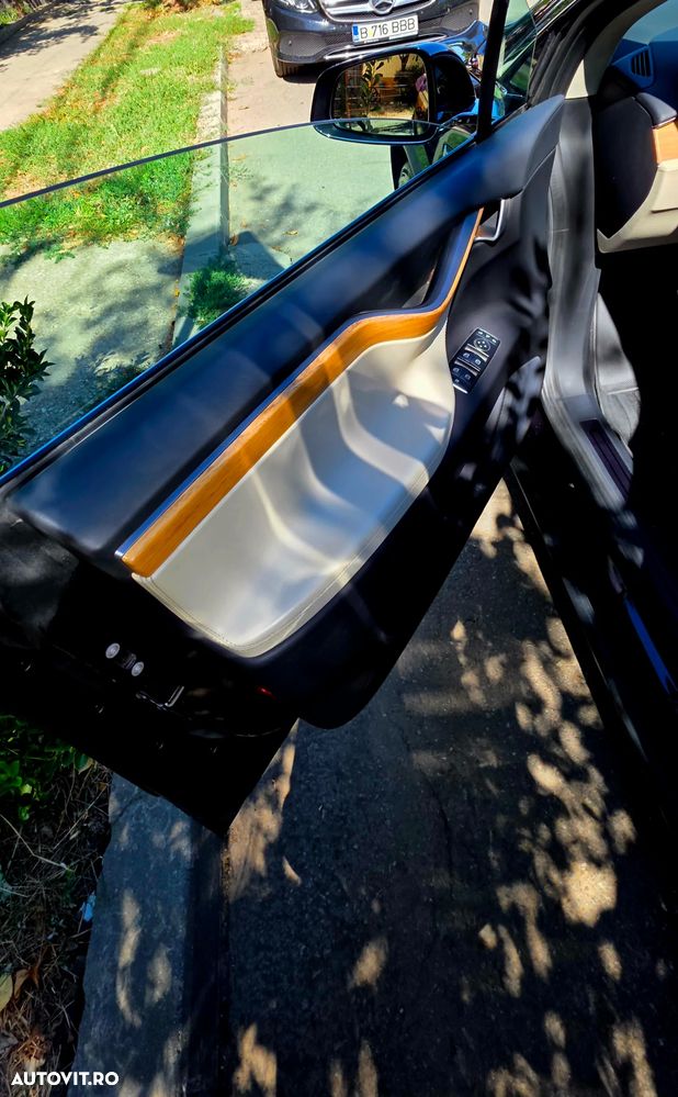 Tesla Model X - 7