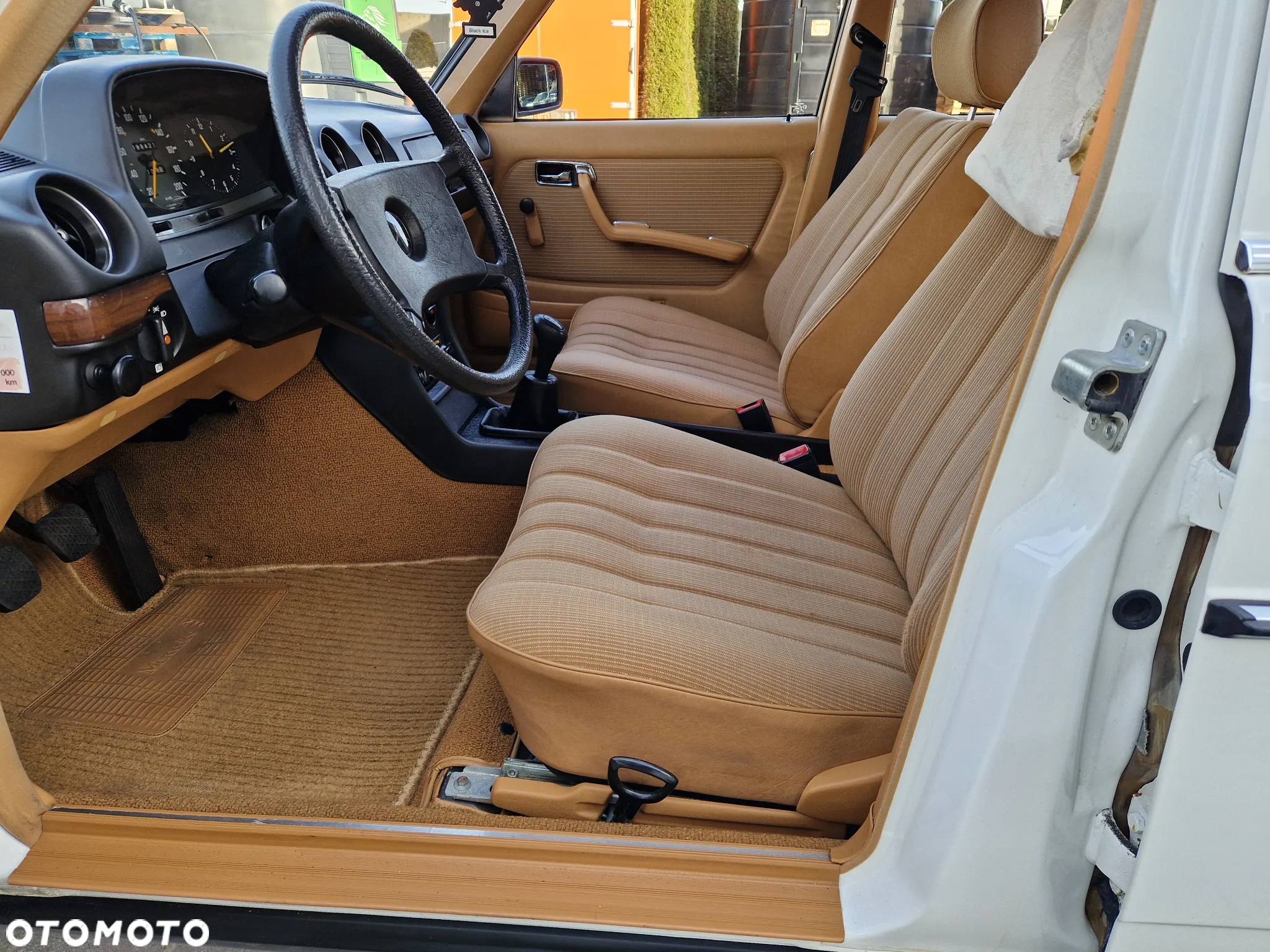 Mercedes-Benz W123 - 21