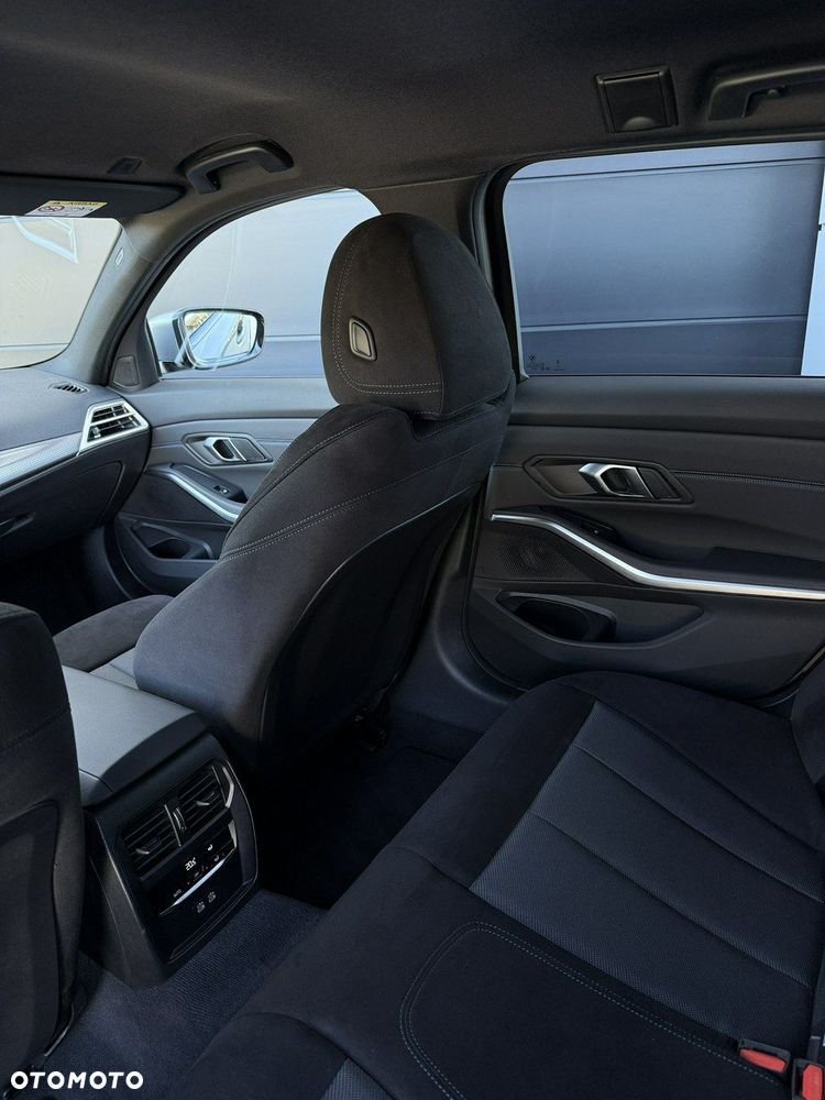 BMW Seria 3 330i xDrive M Sport sport - 32