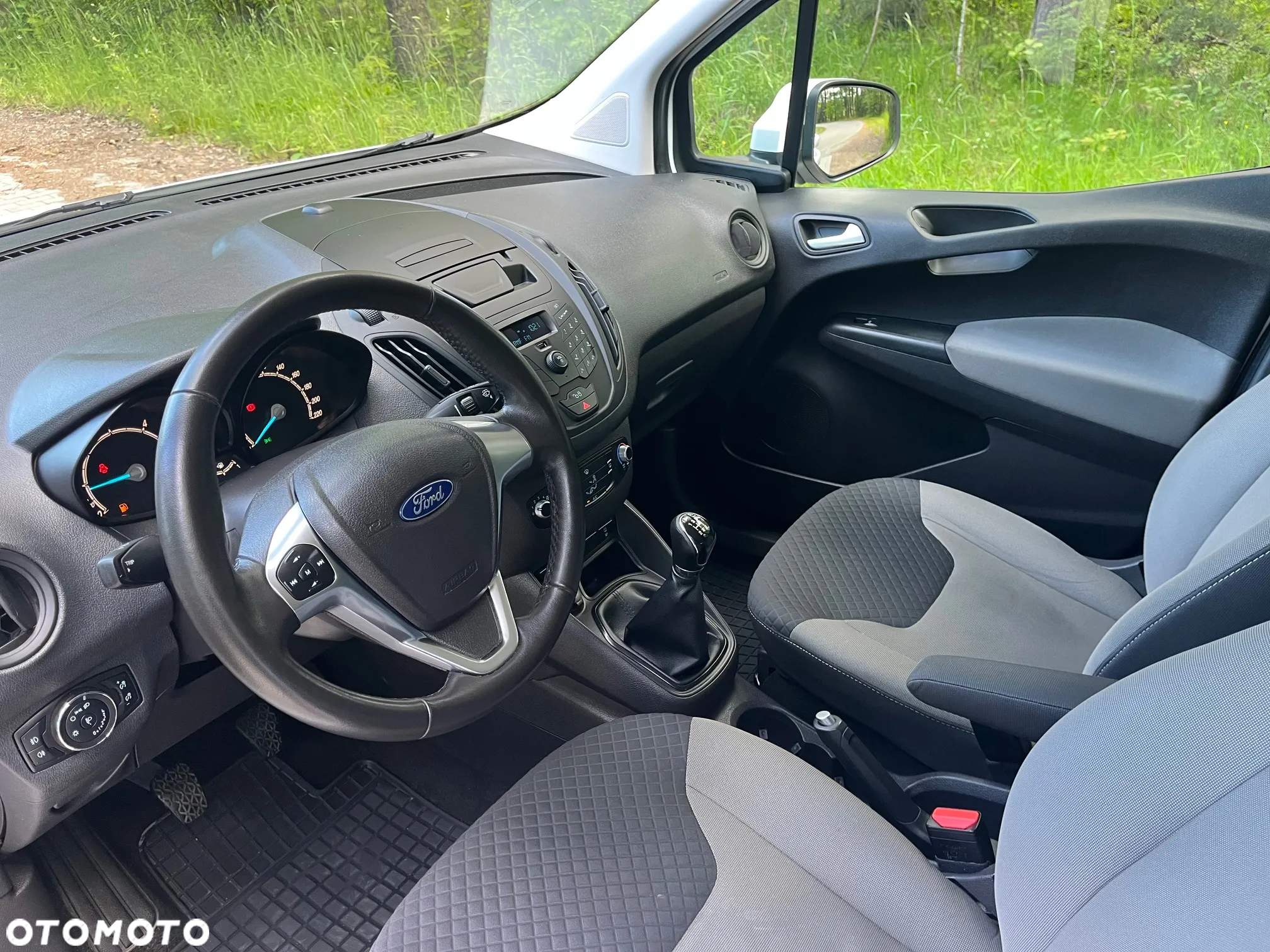 Ford Transit Courier - 19