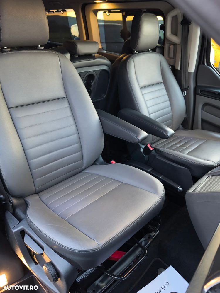 Ford Tourneo Custom - 35