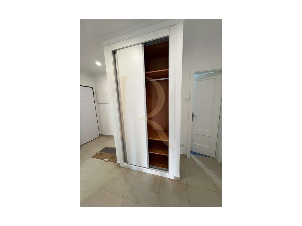 Apartamento T2 totalmente remodelado com garagem na Torre da Marinha - Grande imagem: 4/10
