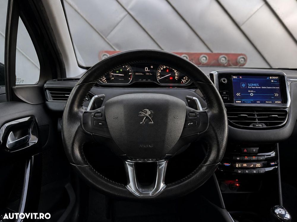 Peugeot 208 1.2 L PureTech ETG Allure - 6