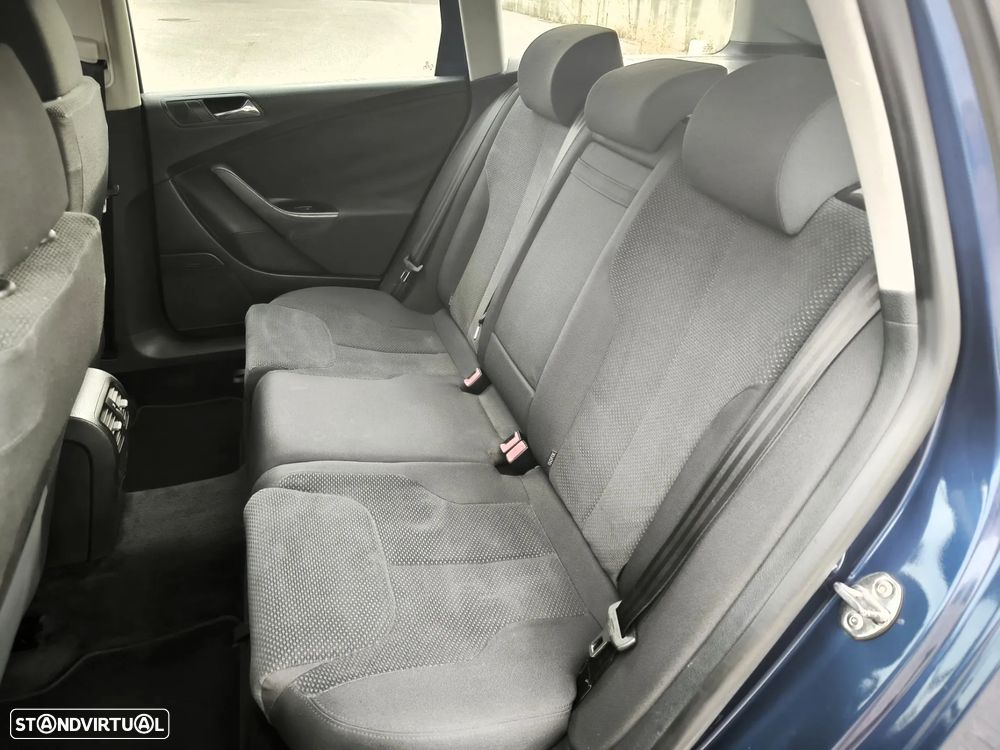 VW Passat Variant 2.0 TDI Confortline - 29