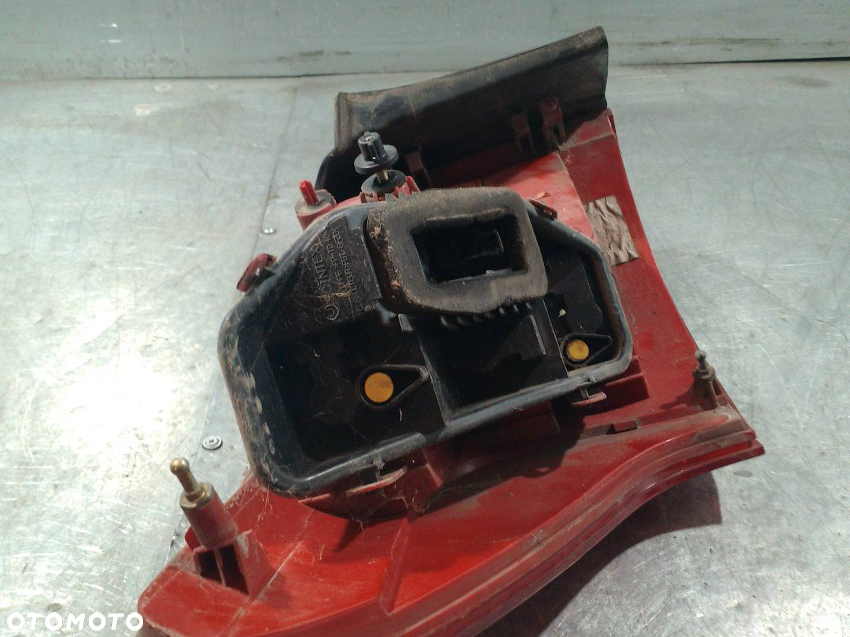 LAMPA TYLNA PRAWA PEUGEOT 407 SW 2.0 HDI KOMBI - 2