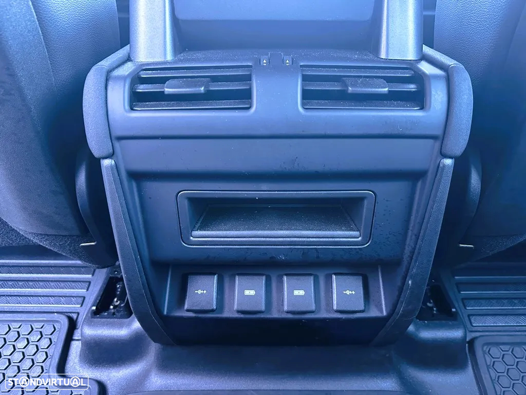 Land Rover Defender 110 D240 S - 32