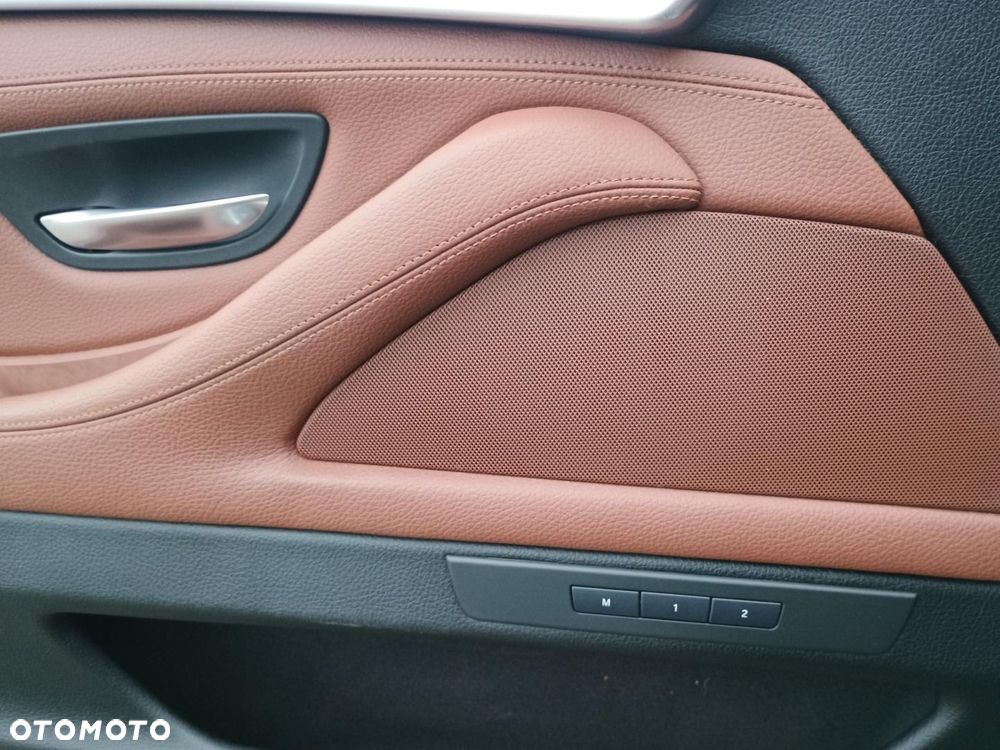 BMW Seria 5 550i xDrive - 22