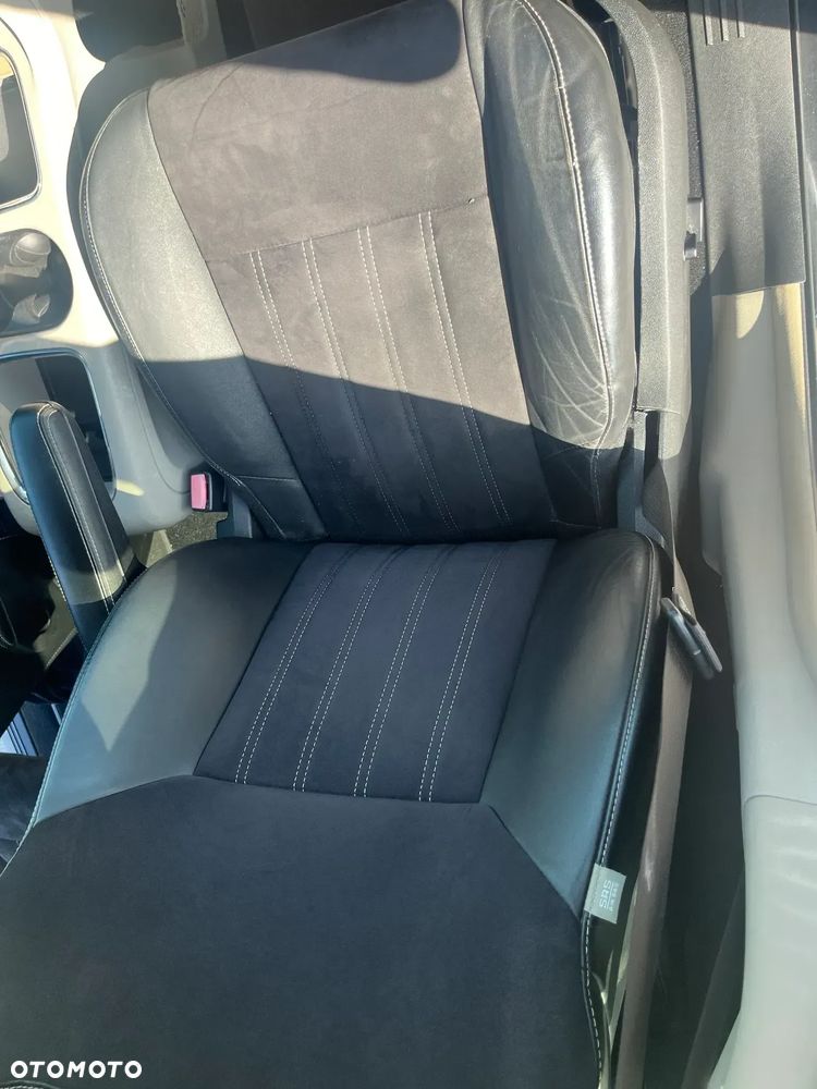 Chrysler Town & Country - 17