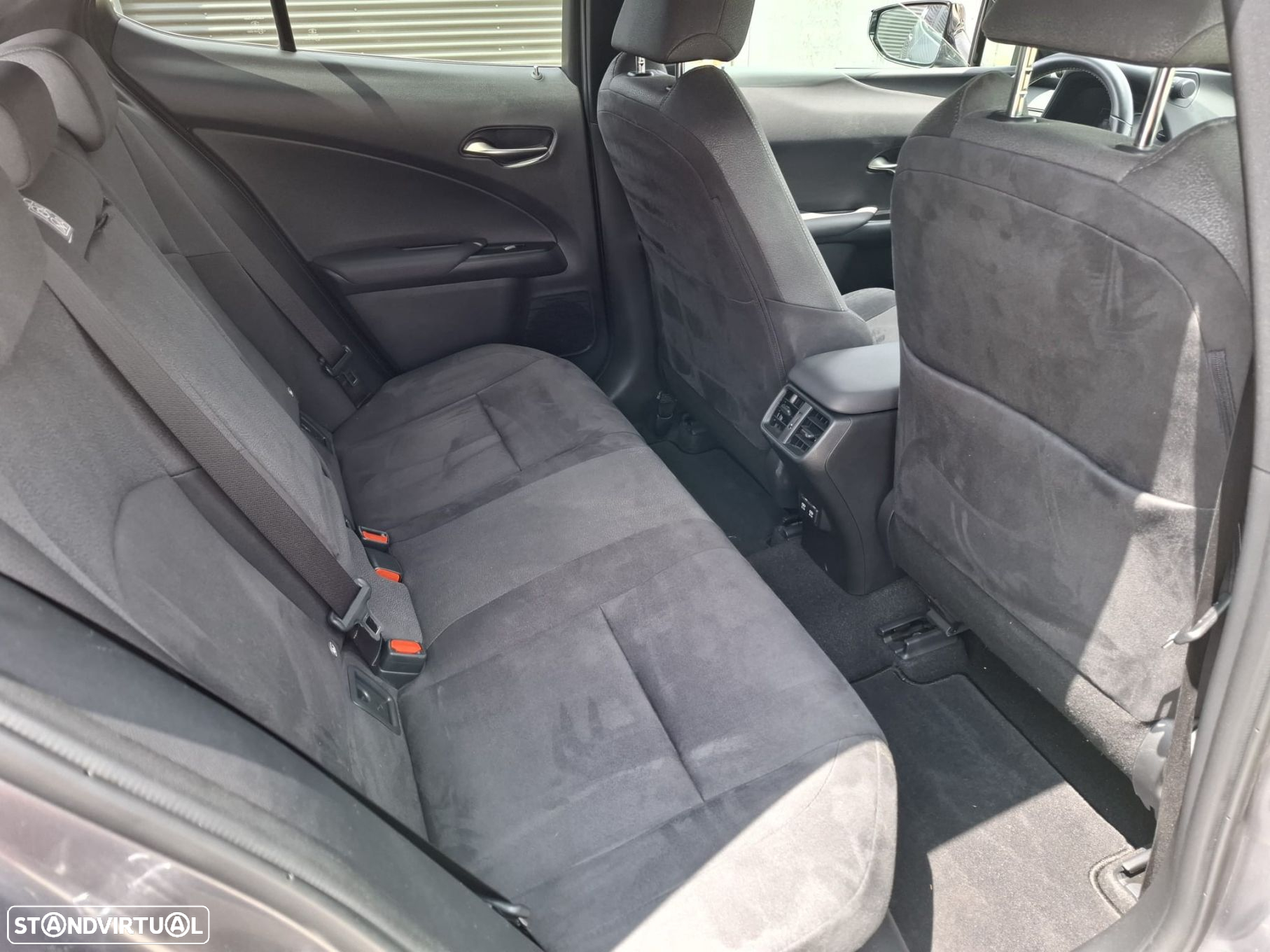 Lexus UX 250h Executive - 37