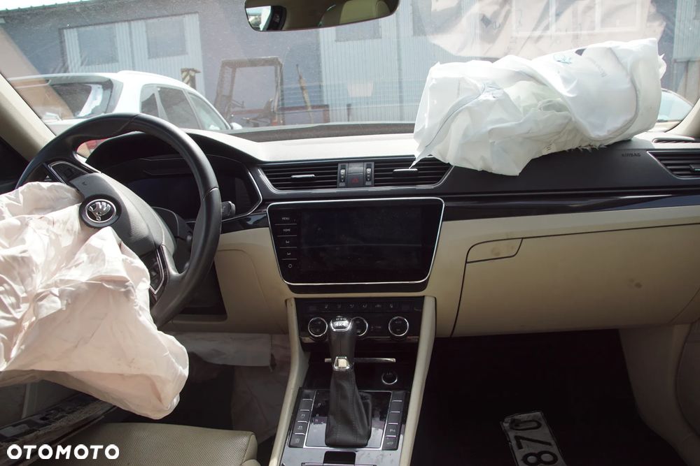 Auto na części - Skoda Superb III 2.0 TDI 190 KM DFHA TCX LF9R 2018R Silnik Skrzynia Drzwi Błotnik Zderzak Klapa Lampa Lusterko Klamka Szyba Deska Kokpit Sterownik Moduł Czujnik Licznik Wyświetlacz Panel Kierownica - 18