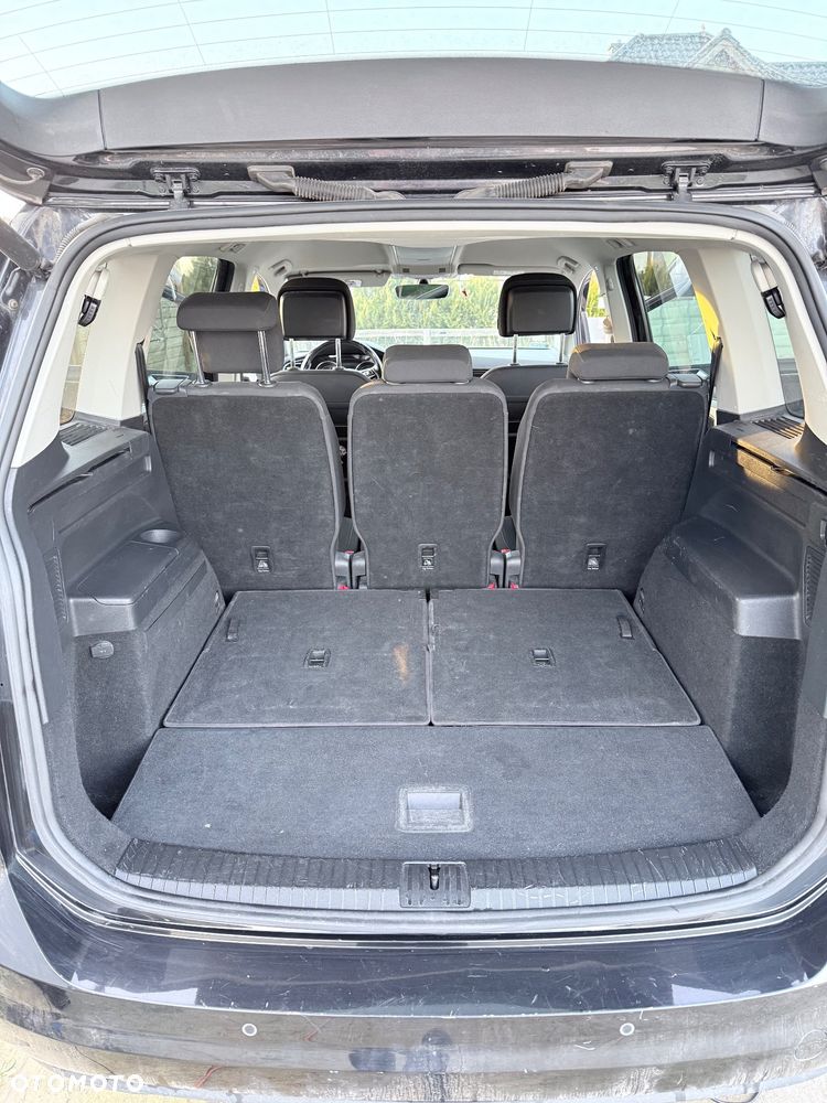 Volkswagen Touran - 12