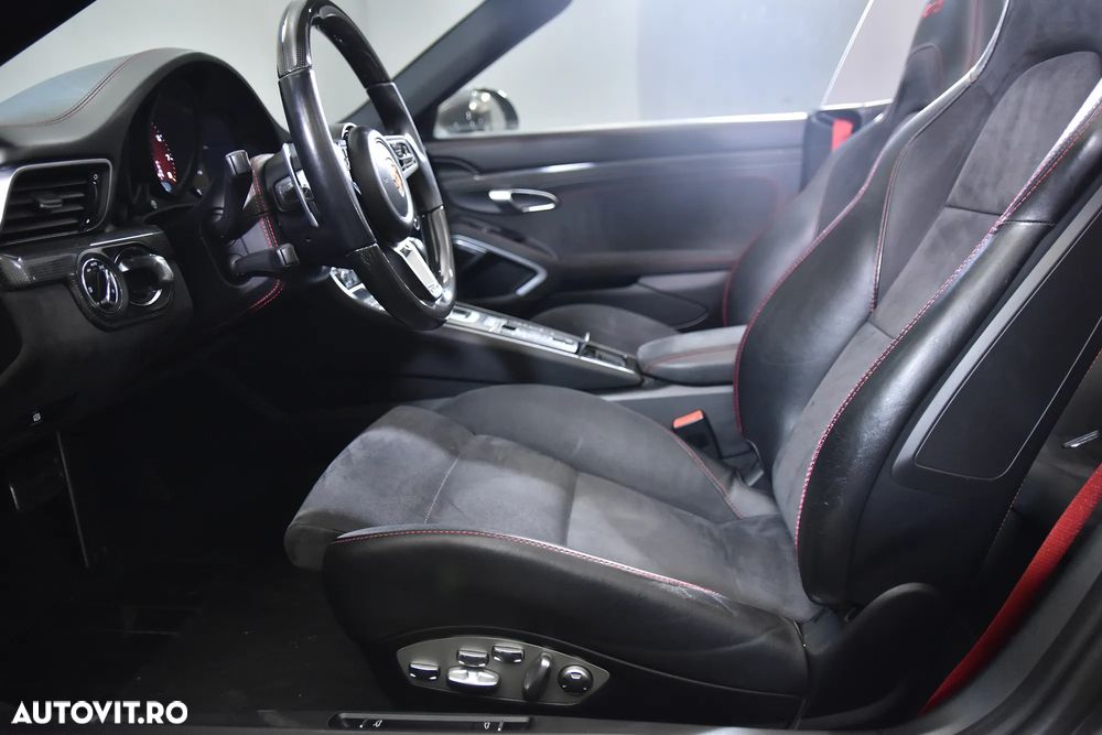 Porsche 911 Carrera 4 GTS PDK - 32