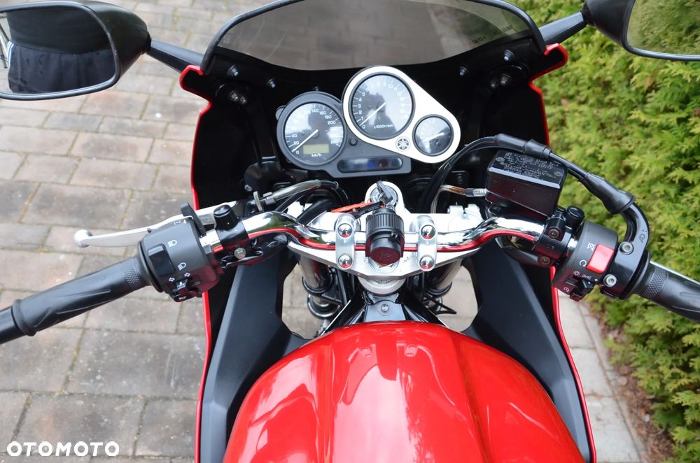 Yamaha FZS - 16