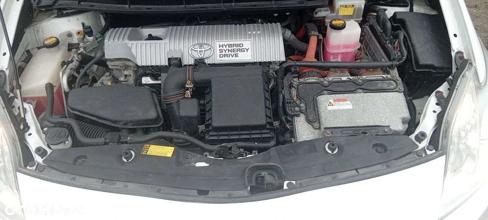 Toyota Prius (Hybrid) Executive - 13