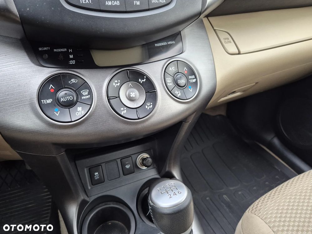 Toyota RAV4 2.0 VVT-i Sol - 18