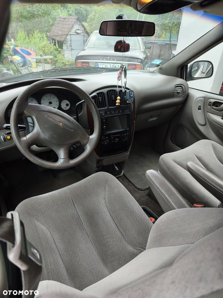 Chrysler Town & Country - 4
