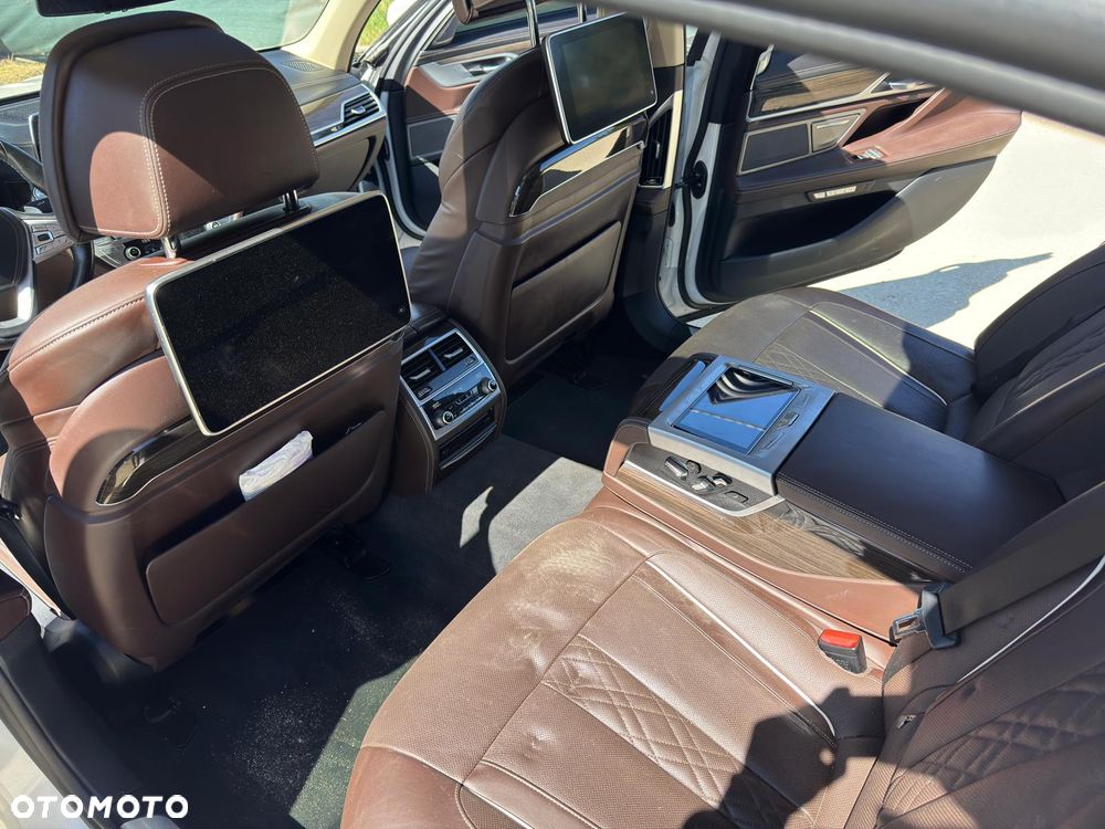 BMW Seria 7 750i xDrive Edition Exclusive - 34