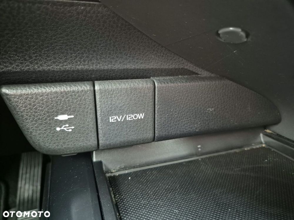Toyota Camry 2.5 Hybrid Comfort CVT - 23
