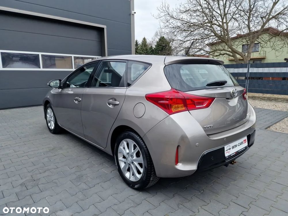 Toyota Auris 1.6 Valvematic Executive - 9
