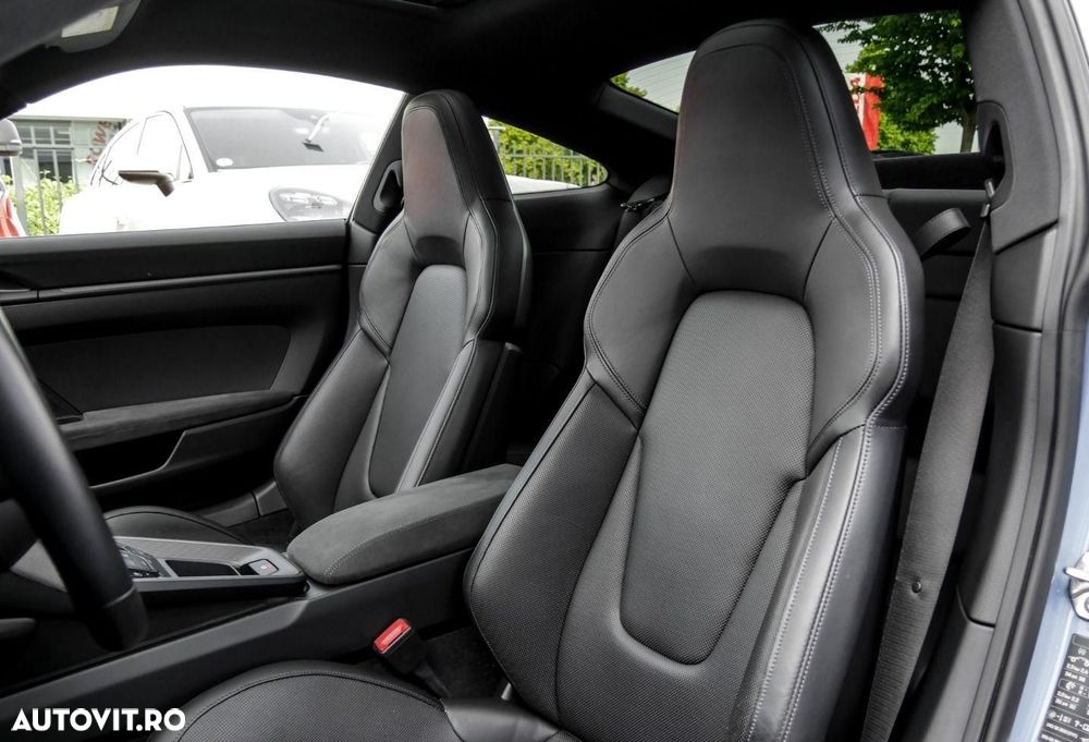 Porsche 911 Carrera 4 GTS PDK - 13