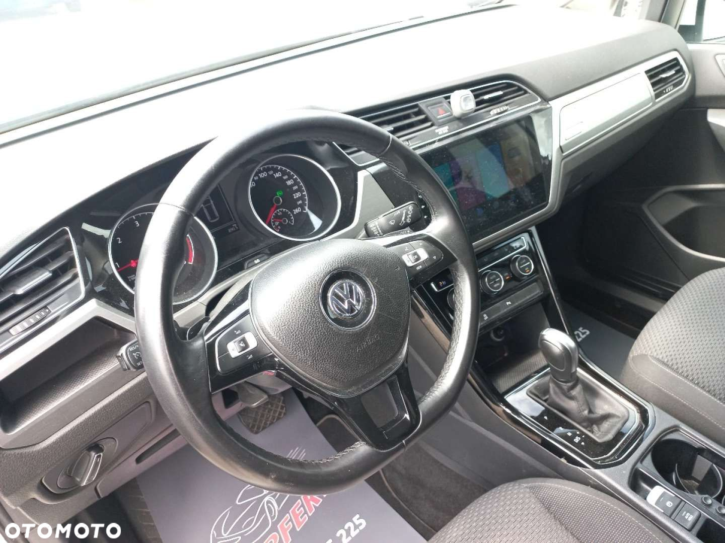 Volkswagen Touran - 12