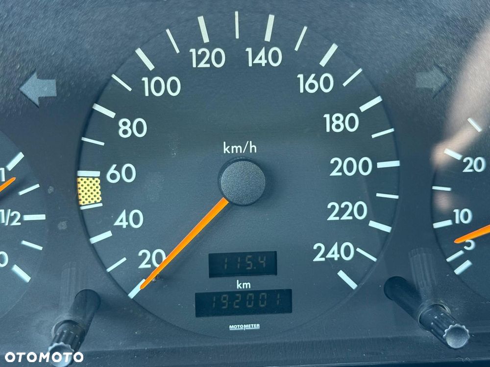 Mercedes-Benz Klasa C 180 Elegance - 14