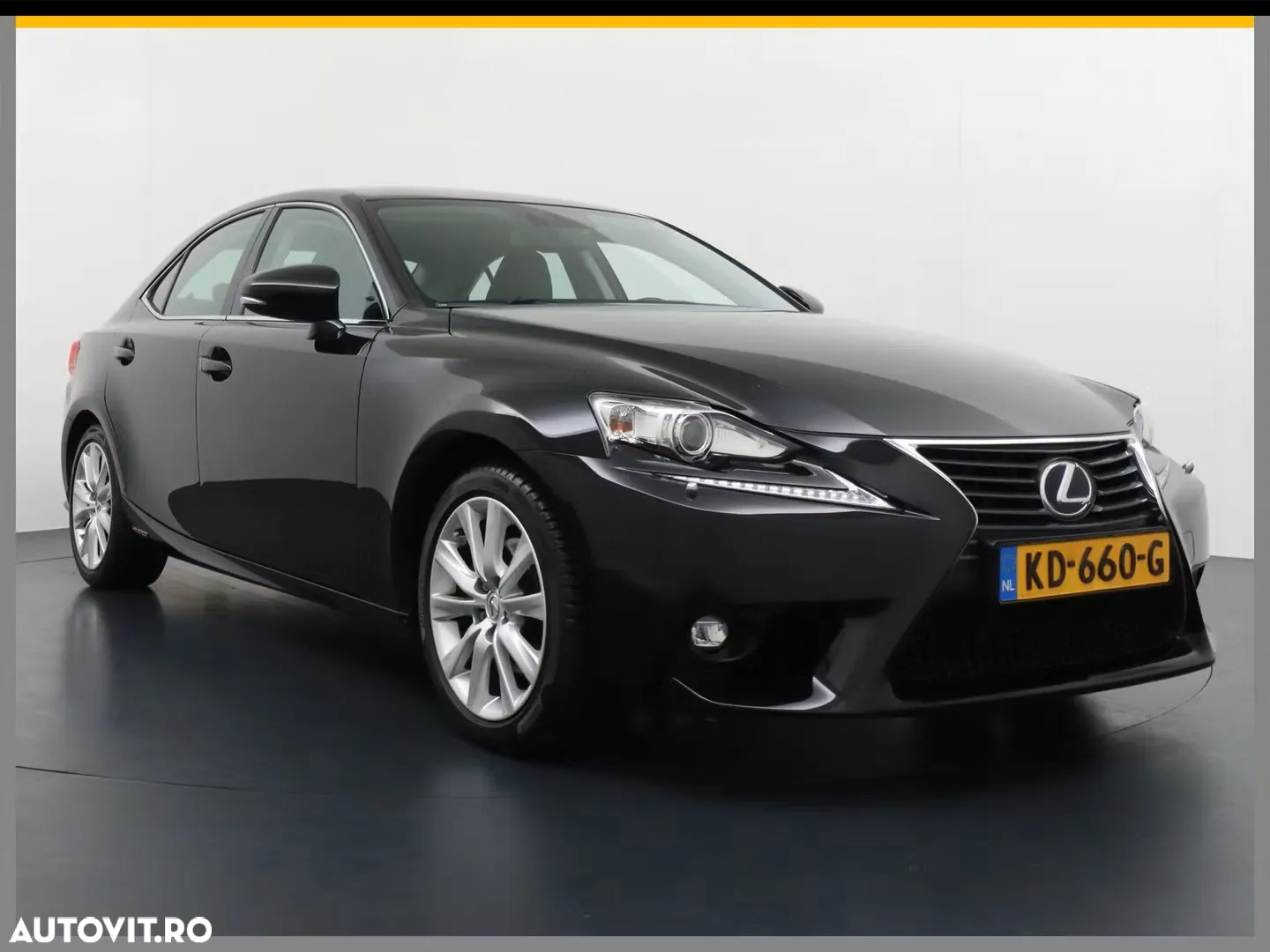 Lexus Seria IS 300h - 2