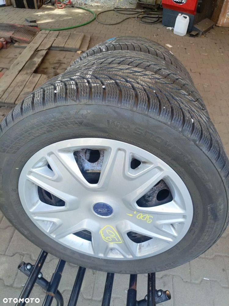Koła opony zimowe Ford Galaxy Kuga 235/55/17 Nokian 5x108